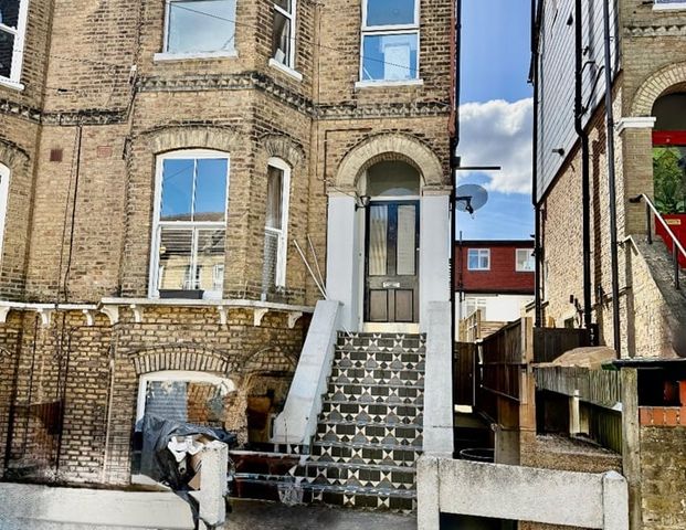 3 Bed Flat, Anerley Grove, SE19 - Photo 1