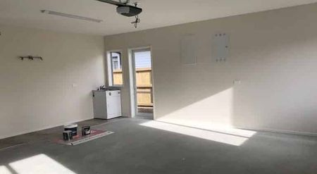 Massive 5-Bedroom Family Home with 3 Bathrooms - Photo 5