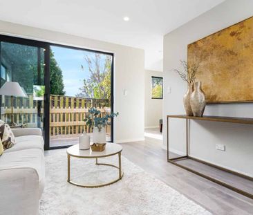 Spacious 3-Bedroom Townhouse with Private Garden - Photo 2