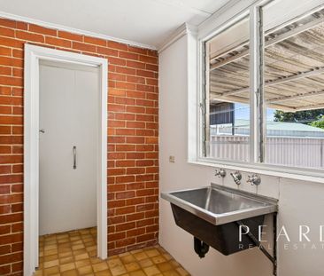 CHARMING COOLBELLUP CLASSIC FRESHLY UPDATED & READY TO MOVE IN - Photo 3