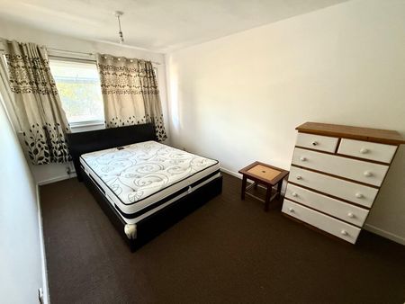 channel close, Heston, TW5 0PP - Photo 2