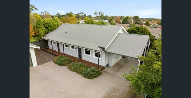 Private and stylish and perfectly positioned for convenient Woodend living. - Photo 1