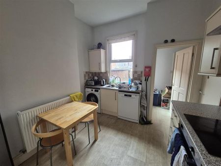 4 bedroom end of terrace house to rent - Photo 3