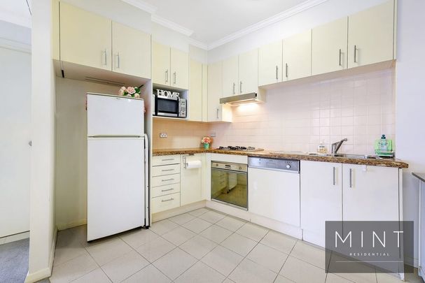 Part furnished ONE BEDROOM in "Maestri Towers" - Photo 1