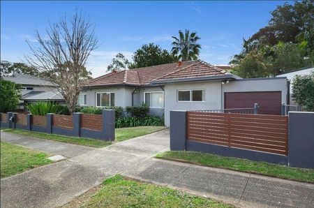 Modern Four Bedroom Family Home - Photo 2