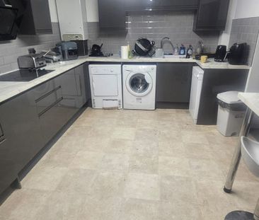 4 Bed - 161B Kirkstall lane, Headingley, Leeds - LS6 3EJ - Student - Photo 4