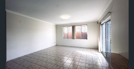 Full Brick, Spacious Five Bedrooms Family Home - Photo 4