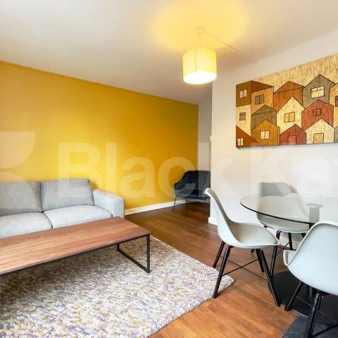 Bright & airy and recently redecorated throughout - Photo 1