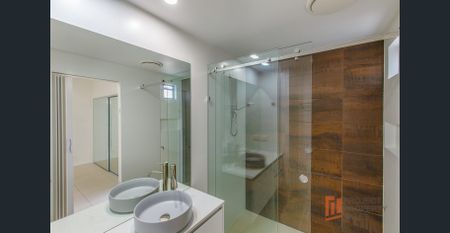 2 x Weeks FREE - Top Floor, Spacious internal and Massive Private Balcony - Photo 2