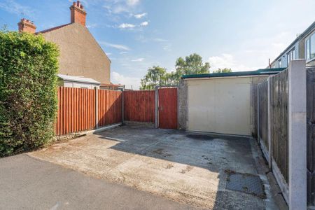 3 bedroom end of terrace house to rent - Photo 3