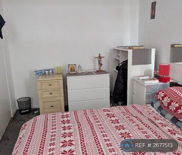 1 bedroom in a flat share to rent - Photo 3