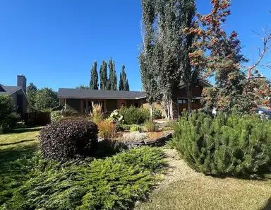 Beautiful bungalow with renovated kitchen, AC, and professional landscaping | 207 Parkglen Crescent Southeast, Calgary - Photo 1