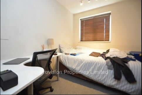 4 Bedroom to Rent Near Leeds University - Photo 1