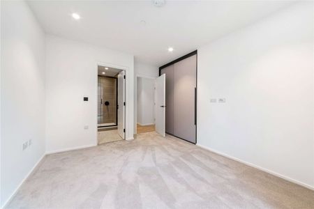 Step into the allure of this stunning two-bedroom, two-bathroom apartment, ideally situated within Barnacle House at Berkeley Homes' exciting new Heron Wharf development. - Photo 5