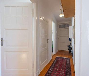 Charmante 2-Zimmer-Altbauwohnung mit Balkon und originalen Holzdiel... - Foto 1