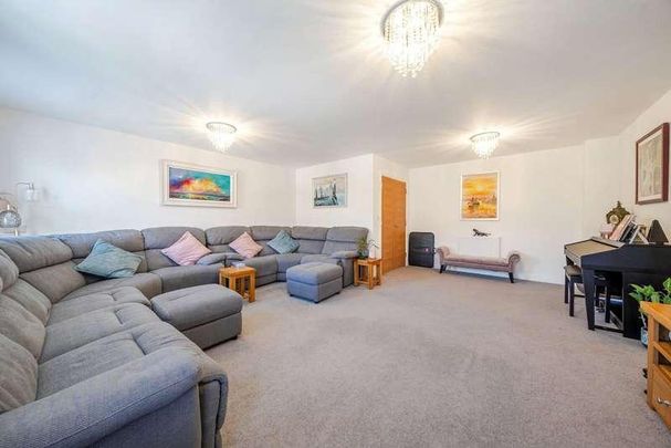 Foxglove Close, Chertsey, Surrey, KT16 - Photo 1