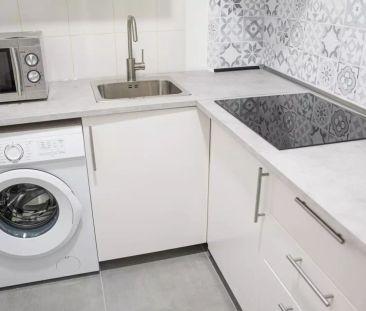 Room in a shared 4-bedroom apartment for rent in Palacio, bills included. - Foto 2
