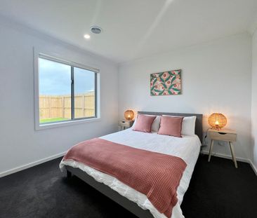 Spacious Coastal Family Living - Photo 4