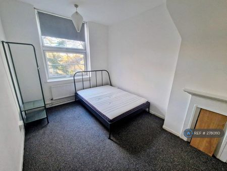 3 bedroom flat to rent - Photo 4