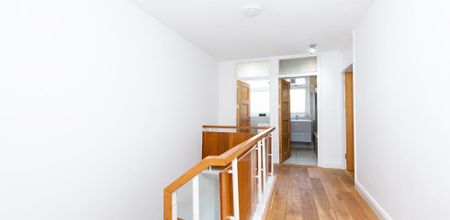 Modern split level 3 / 4 bed within easy access to Camden - Photo 4
