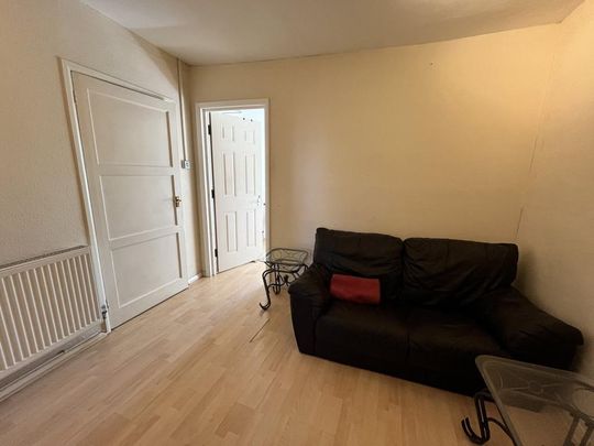 4 bedroom flat to rent - Photo 1