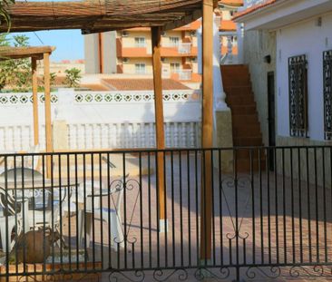 Se alquila un estupendo chalet adosado con piscina en Benidorm - Photo 1