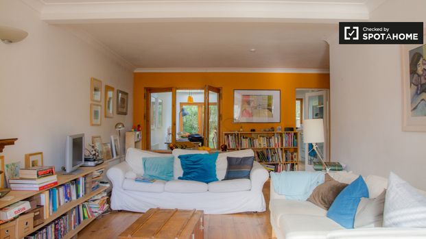 Beautiful room in shared apartment in Clontarf, Dublin - Photo 1