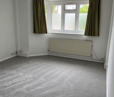 Large Detached Two Bedroom Bungalow To Let in Collier Row - Photo 3