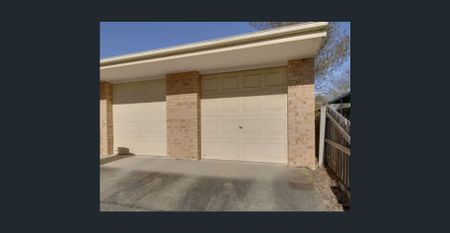 Inviting two-bedroom unit located in the heart of town! - Photo 2