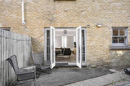 Charming four-bedroom terraced home in the heart of East London - Photo 4