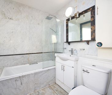 1 bedroom in a flat share to rent - Photo 2