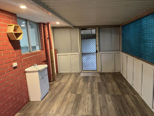 Very Tidy 3x1 with large shed to rear - Photo 1