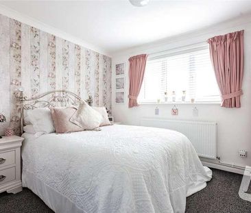Charleston Avenue, Basildon, SS13 - Photo 4