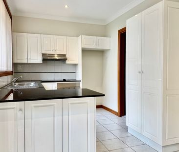 Spacious & Stylish Townhouse in a Prime Castle Hill Location - Photo 5