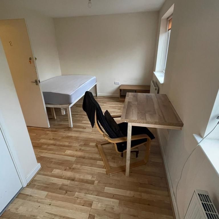 1 bedroom in a house share to rent - Photo 1