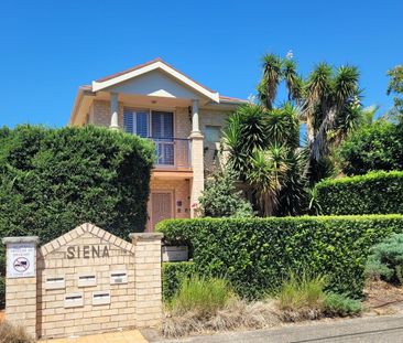 Bright & spacious 3 bedroom townhouse in great lifstyle location - Photo 3