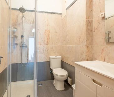 Room in a shared 6-bedroom apartment for rent only for females in Lisbon, all bills included. - Foto 6