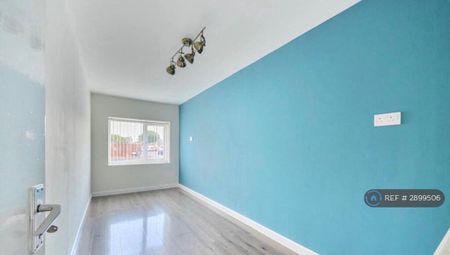 4 bedroom semi-detached house to rent - Photo 2