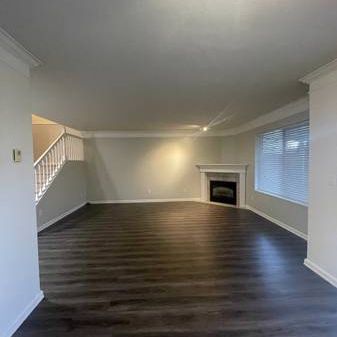 Three Bed Three Bath Townhouse! - Photo 1