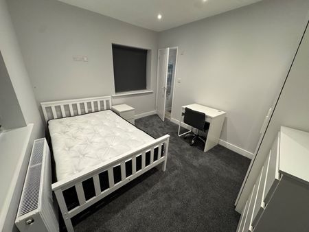 Room in a Shared House, Middle Street, SO14 - Photo 4