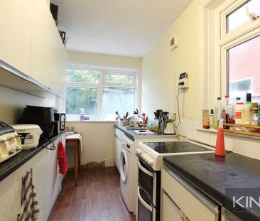 4 bedroom semi-detached house to rent - Photo 4