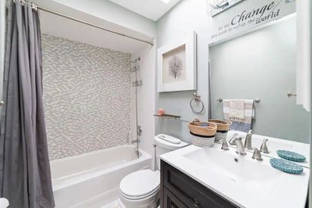 Home Away from Home - 3 bedroom, 2 bathroom with 2 floors - Photo 3