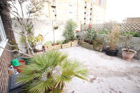 Room in a Shared Flat, Market Square, E14 - Photo 4