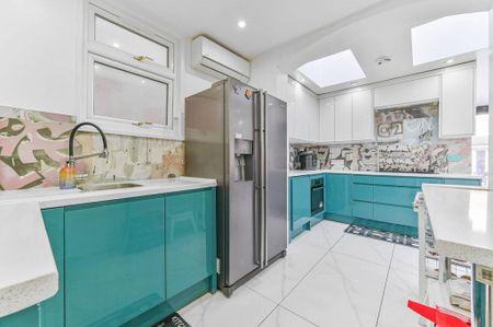 4 bedroom semi-detached house to rent - Photo 5