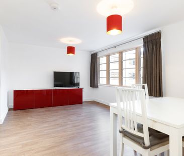 Spacious and modern apartment overlooking a well maintained courtya... - Photo 2