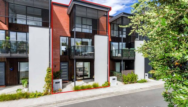 Fab spacious family home in great location with Double Garage!! - Photo 1