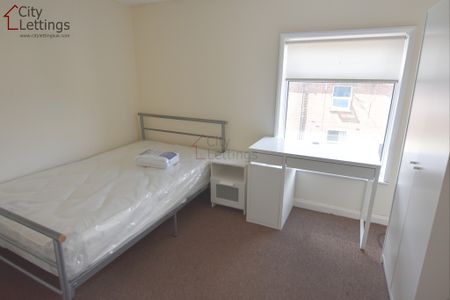 4 Bedroom Mid Terraced House - Photo 5