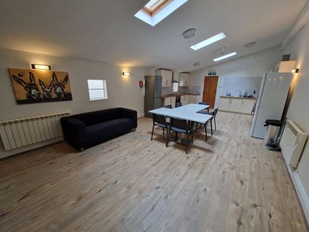 8 Bed Student Accommodation - Photo 2