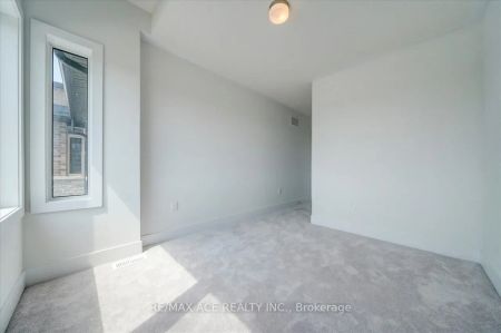 Condo Townhouse For Lease | E9033646 - Photo 5