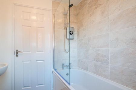 3 bedroom detached house to rent - Photo 2